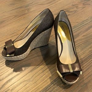 MICHAEL KORS MEG ICONIC MK SIGNATURE LOGO PEEP TOE WEDGES US 8.5